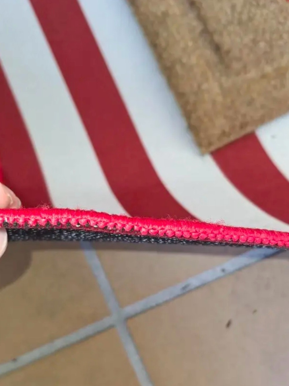 Striped Red and White outdoor mat - Picture 2 of 5